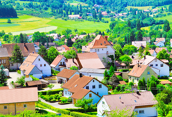 Blick auf Weiler in den Bergen